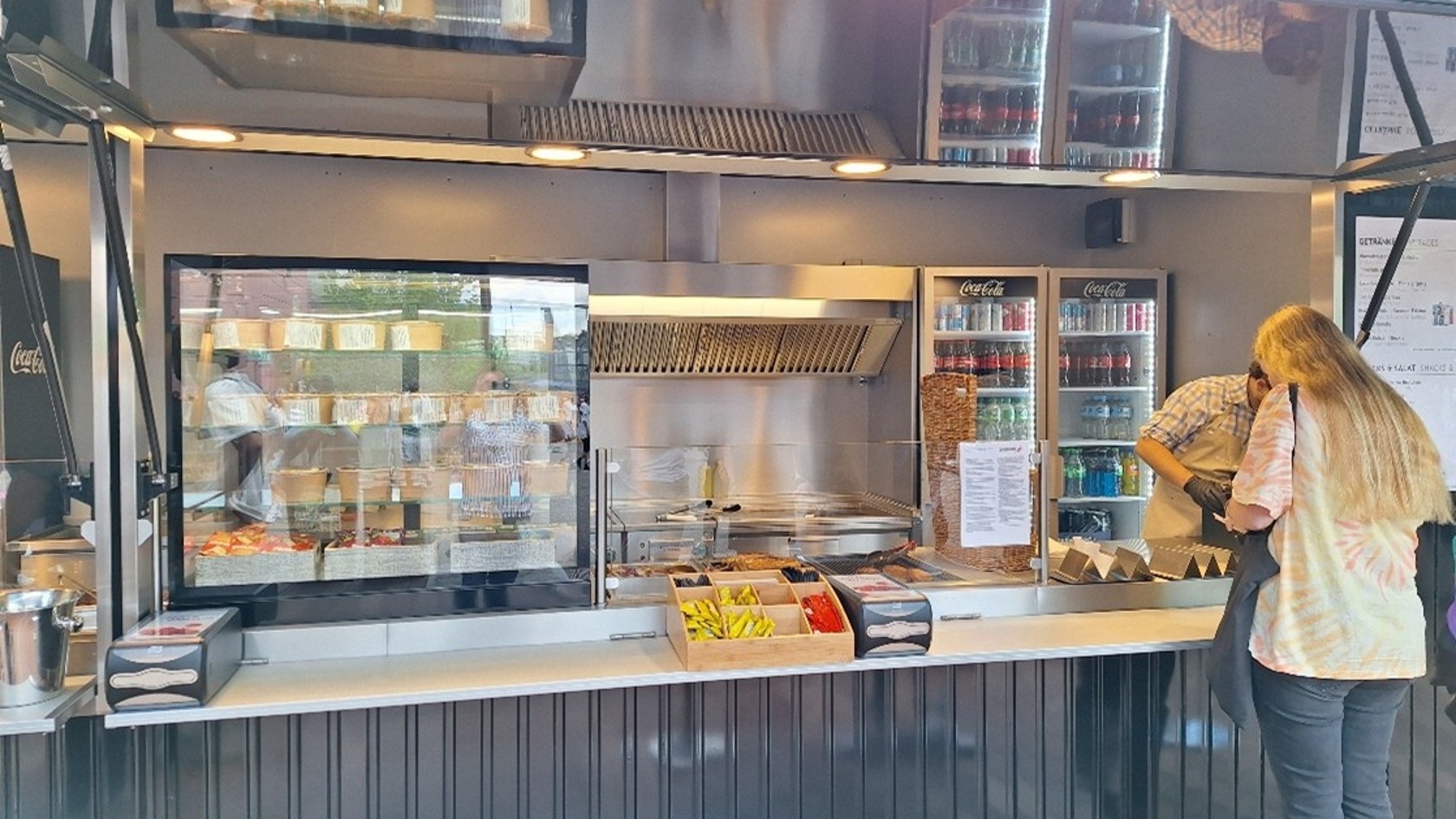Catering am Messestand Mehrere kleine weiße Schalen mit einer Kugel und grünen Kräutern, auf einem Tablett arrangiert.