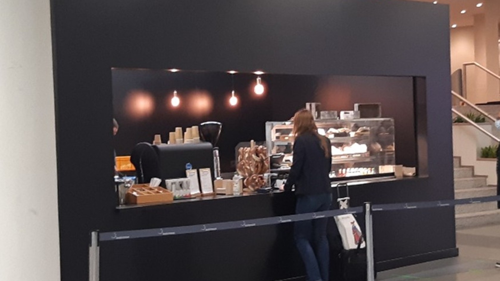 Catering am Messestand Mehrere kleine weiße Schalen mit einer Kugel und grünen Kräutern, auf einem Tablett arrangiert.