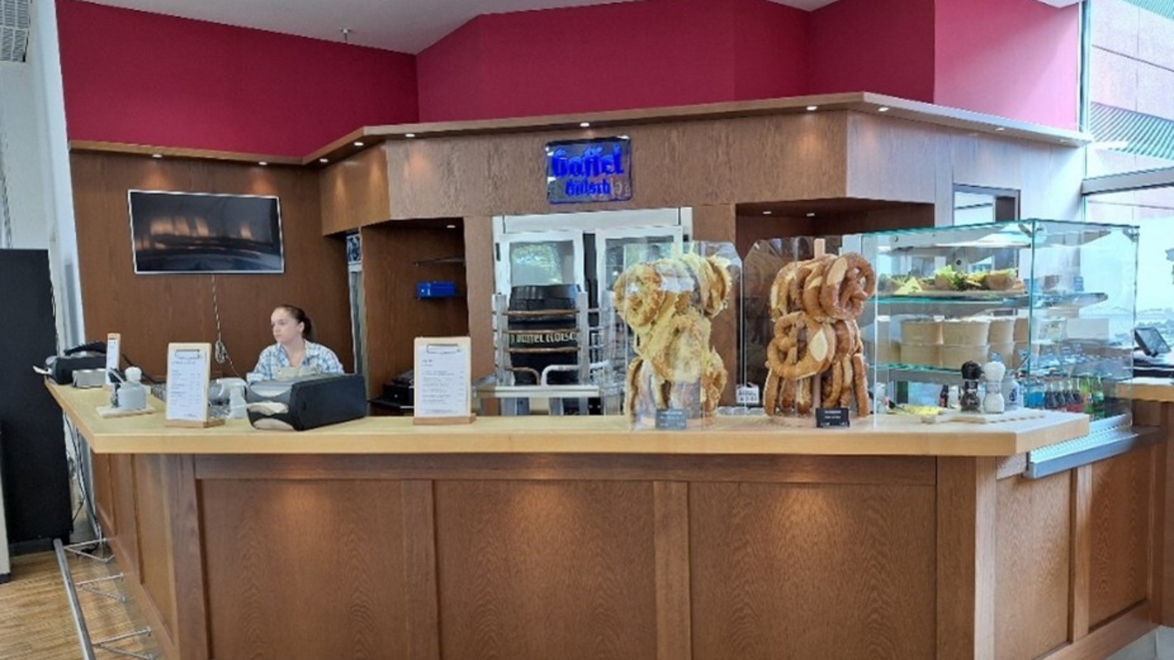 Catering am Messestand Mehrere kleine weiße Schalen mit einer Kugel und grünen Kräutern, auf einem Tablett arrangiert.