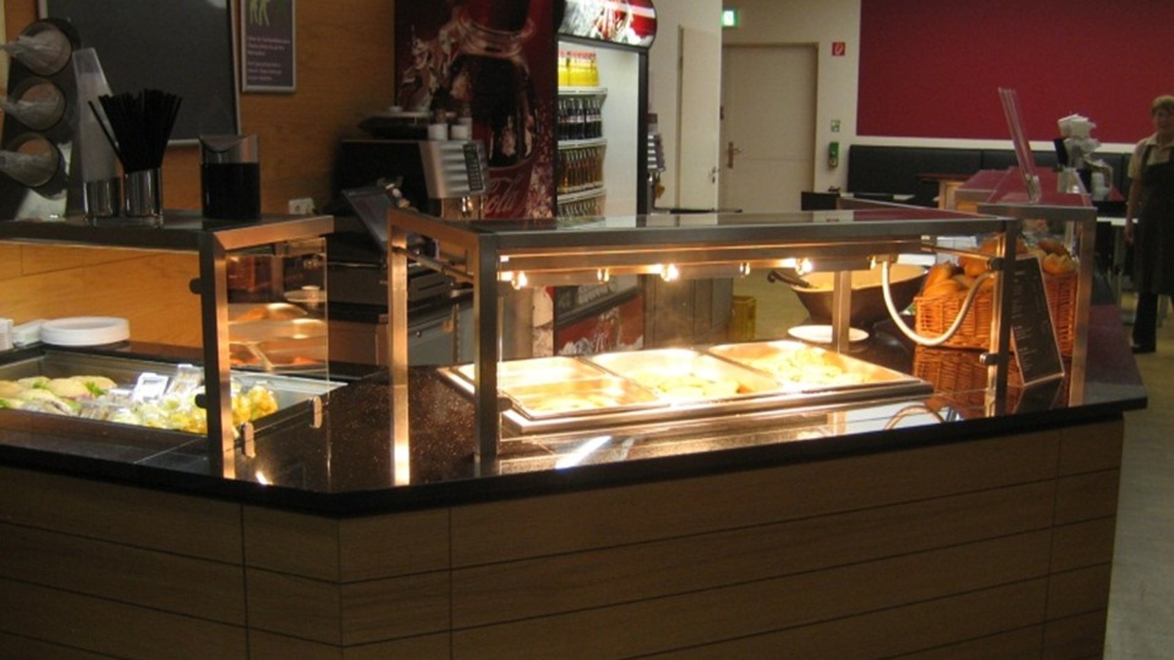 Catering am Messestand Mehrere kleine weiße Schalen mit einer Kugel und grünen Kräutern, auf einem Tablett arrangiert.