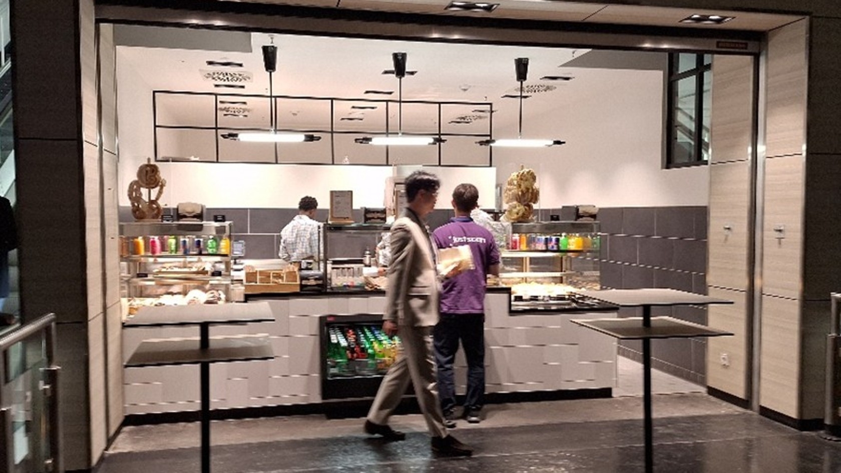 Catering am Messestand Mehrere kleine weiße Schalen mit einer Kugel und grünen Kräutern, auf einem Tablett arrangiert.