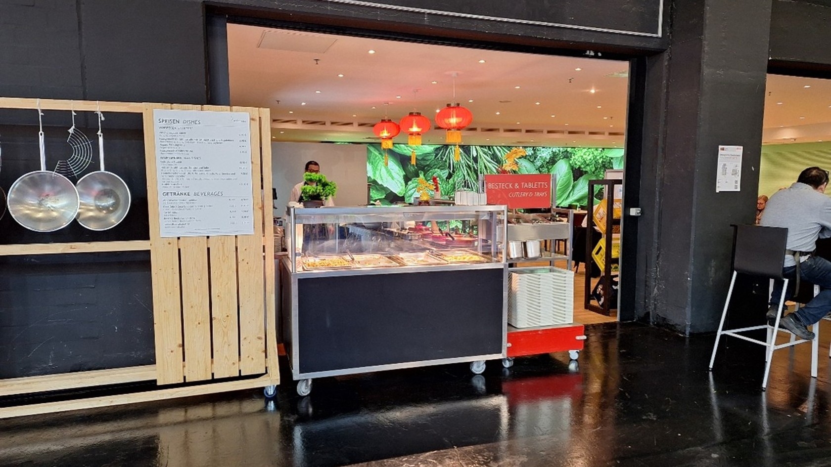 Catering am Messestand Mehrere kleine weiße Schalen mit einer Kugel und grünen Kräutern, auf einem Tablett arrangiert.