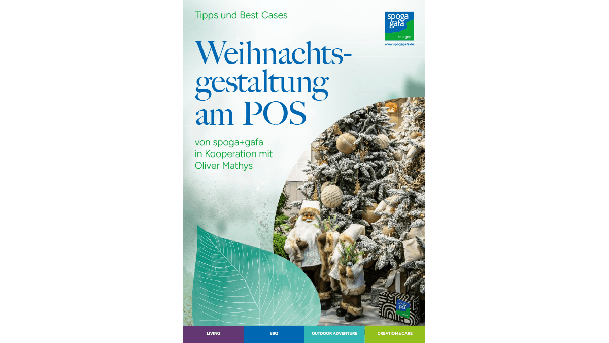 Ein festliches Bild, das einen kunstvoll geschmückten Weihnachtsbaum sowie Santa-Figuren zeigt, illustriert praxisnahe Tipps zur strategischen Weihnachtsgestaltung am Point of Sale, präsentiert von spoga+gafa in Kooperation mit Oliver Mathys.